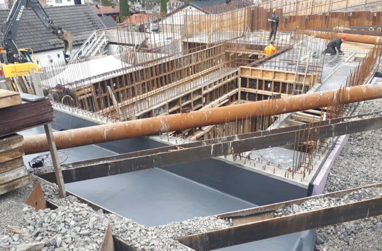 Betongarbeid for ny boligbygging under oppføring med rebar og fundament i bruk.