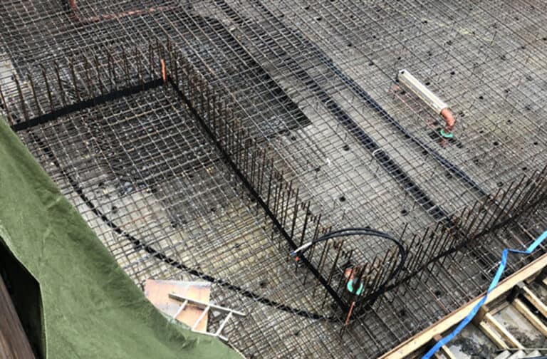 Støpteunderlag for betonggulv med armering og elektriske koblinger.
